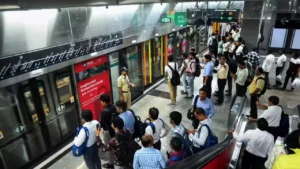 High footfall in an Indian metro station highlighting untapped kinetic energy from pedestrian movement in cities