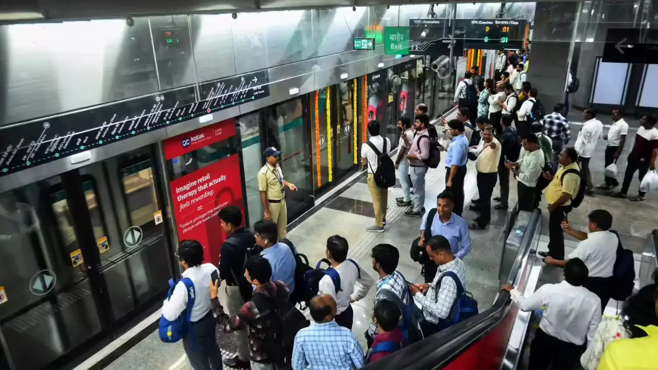 High footfall in an Indian metro station highlighting untapped kinetic energy from pedestrian movement in cities